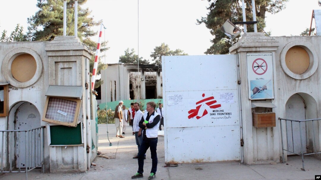 Christopher Stokes, Direktur lembaga bantuan medis MSF berdiri di dekat pintu masuk rumah sakit di Kunduz, Afghanistan (15/10). 