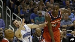 Pebasket Orlando Magic J.J. Redick (7) mencetak 17 poin dan membantu membantu timnya menang atas klub Washington Wizards (foto, 19/12/2012).