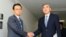 북핵 6자회담 미국 수석대표인 성김 국무부 대북정책 특별대표와 일본 수석대표인 가나스기 겐지 외무성 아시아대양주국장이 11일 악수하고 있다. 