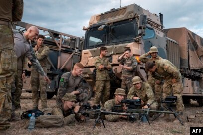 Soldiers from Australia, New Zealand and France practice using a new weapon at the Townsville Field Training Area, Australia, July 19, 2023. (Photo: Australia Defense Force/AFP)