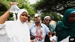 Abdirahman Kwaral (C), a Somali journalist working for a local TV station is tended to as he is admitted into a local hospital after he was injured in a suicide bomb explosion in Mogadishu, 03 Dec 2009