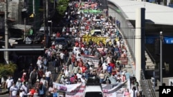 Cientos de salvadoreños desfilaron por las calles de San Salvador el 15 de enero de 2023 en el 31 aniversario de los acuerdos de paz que pusieron fin a la guerra civil en el país centroamericano.