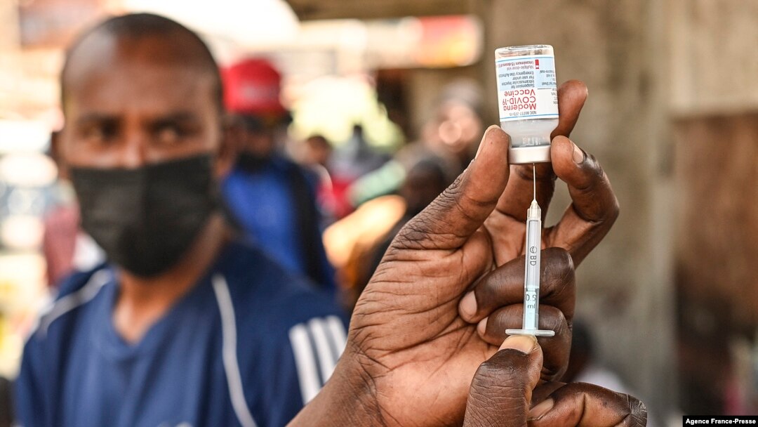 Umwe mu banyagihugu agira acandarwe i Nairobi muri Kenya 