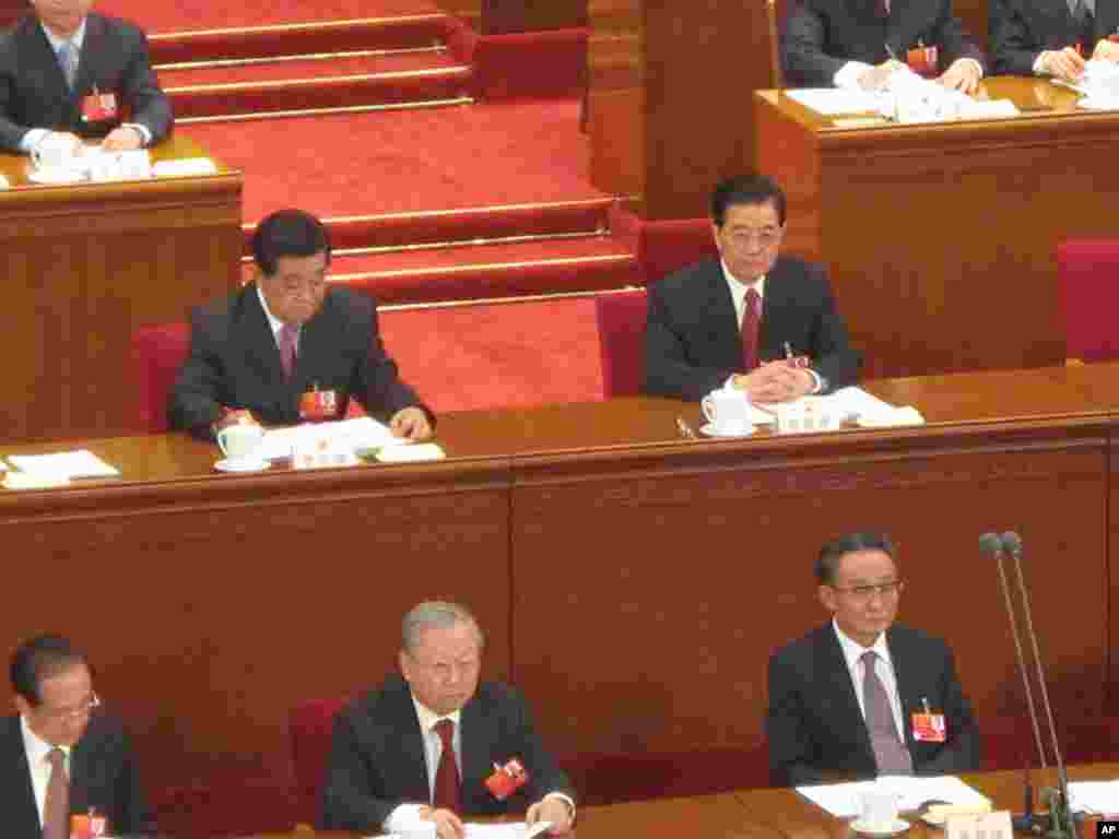 中共领导人出席人大第一天的会议