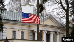 Una bandera ondea en la embajada de Estados Unidos en Minsk, Bielorrusia, 24 de enero de 2020. Fotografía tomada el 24 de enero de 2020.