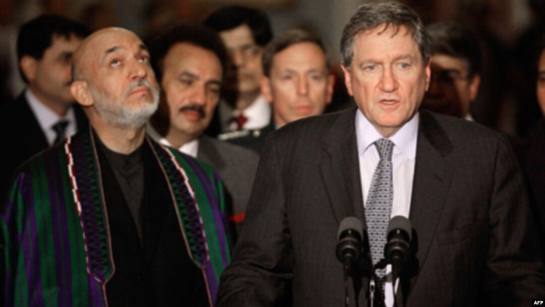 Xolbruk afg’on prezidenti Hamid Karzay bilan til topishishga qiynaldi. “Hukumatingiz korrupsiya botqog’ida, atrofingizga kallakesar, yulg’ich va qoradori savdogarlarini to’plab olgansiz” degan gaplari Karzayga qattiq botgan.