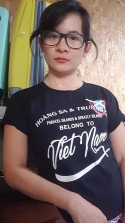 Dinh Thi Thu Thuy in her anti-China shirt. (Dinh Van Minh/VOA)