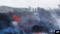 Lahar akibat letusan gunung Kilauea mengalir ke Samudera Pasifik dekat kota Pahoa, Hawaii (20/5). 