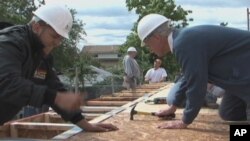 “仁人家园”组织帮助低收入家庭建造住房