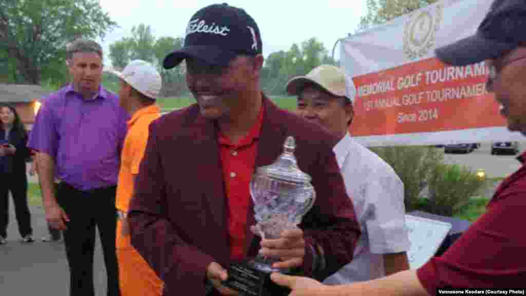 Mark Her ກັບ​ຖ້ວຍ​ລາງວັນ