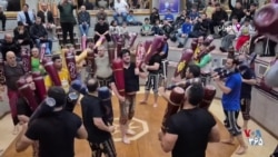 میل زدن رسول خادم با تصنیف «از خون جوانان وطن لاله دمیده» در یک زورخانه
