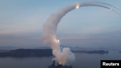 북한이 지난 14일 순안 일대에서 동해상으로 탄도미사일 10여 발을 발사했다. 