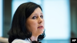 Vera Jourová, Commissaire de l'Union européenne pour la justice, les consommateurs et l'égalité des genres parle lors d'une audition à la commission de la justice au Parlement européen à Bruxelles, 1 octobre 2014. (AP Photo / Geert Vanden Wijngaert) 