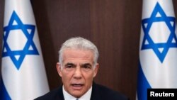 Perdana Menteri Israel Yair Lapid berbicara dalam rapat kabinet mingguan di Yerusalem, 14 Agustus 2022. (Foto: via Reuters)