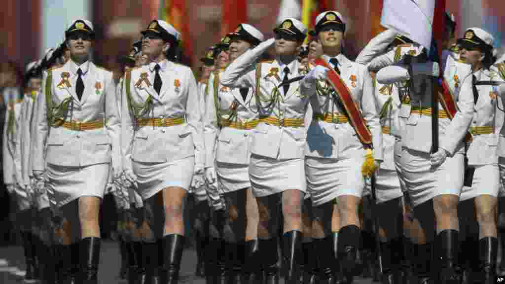 Des cadets russes marchent pour faiter les 71 ans de victoire dans la Seconde Guerre mondiale sur la Place Rouge à Moscou, le 9 mai 2016.