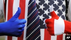 Un estudiante de Denver vestido en rojo, blanco y azul durante la Fiesta del Debate en la Universidad de Denver, antes del debate presidencial.