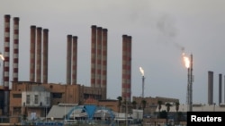 Kilang minyak Abadan di barat daya Iran, tampak dari sisi Irak, selatan Basra Irak, 21 September 2019. (Foto: Essam Al-Sudani)