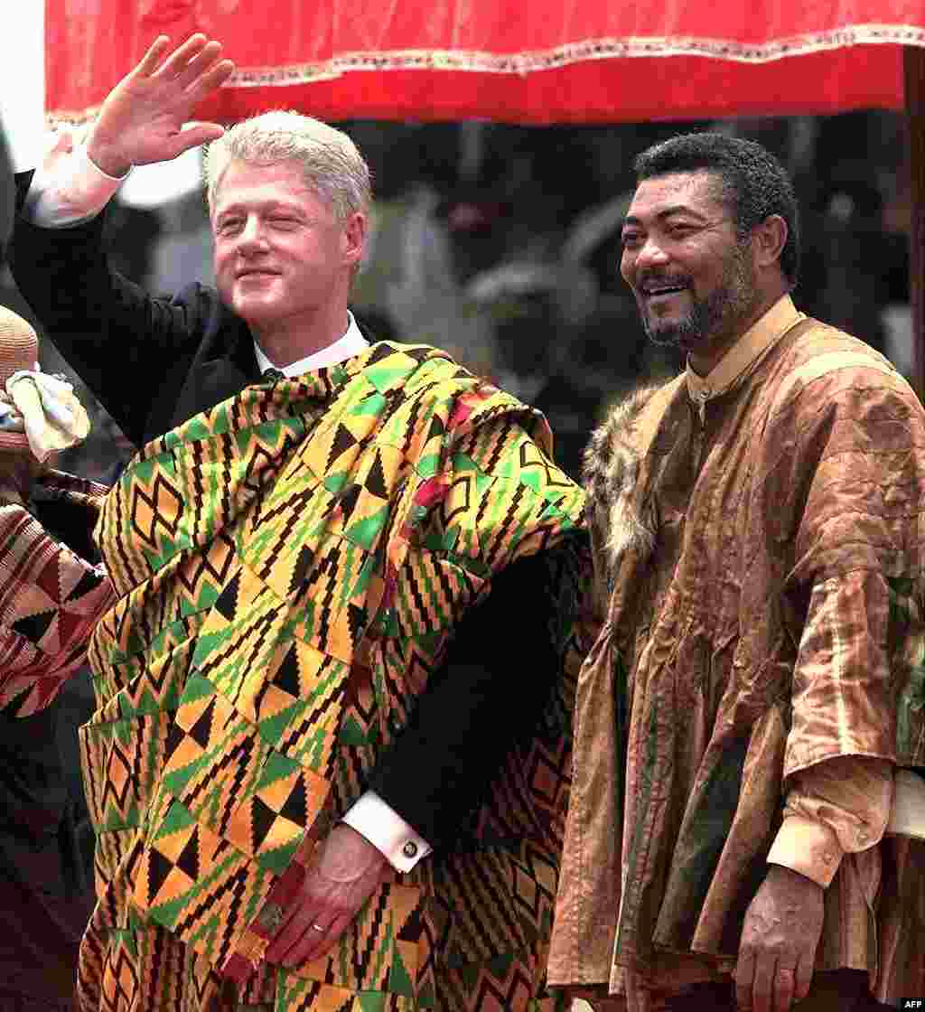 Rais Bill Clinton wa Marekani pamoja na Jerry Rawlings wa Ghana baada ya kukabidhiwa kitenge