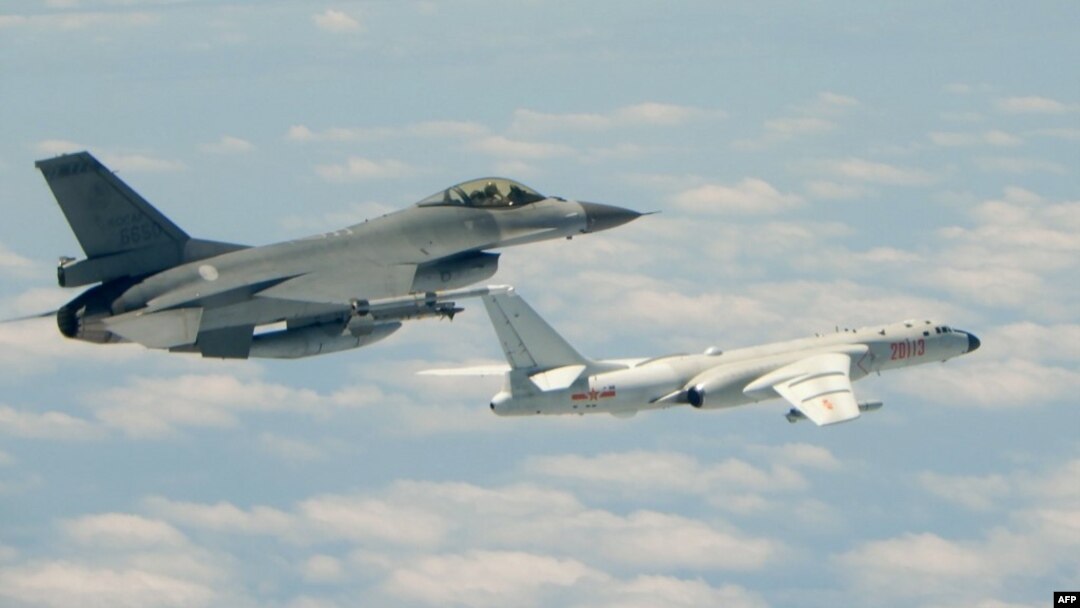 Máy bay F-16 cùa Đài Loan bay cạnh máy bay ném bom H-6K của Trung Quốc tại Eo biển Ba Sĩ, phía Nam Đài Loan.