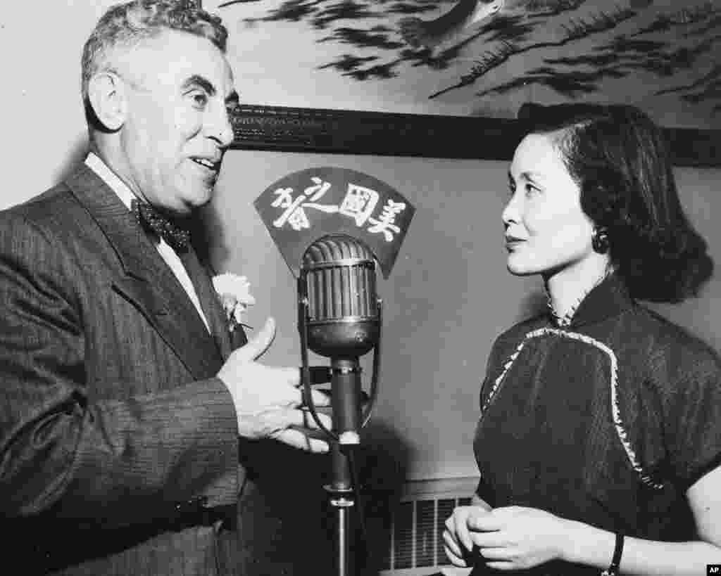 老照片回顾：美国之音中文广播70年