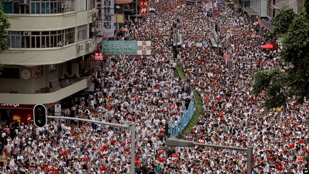 Ratusan ribu demonstran memadati jalan-jalan kota Hong Kong hari Minggu (9/6).