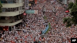 Ratusan ribu demonstran memadati jalan-jalan kota Hong Kong hari Minggu (9/6).