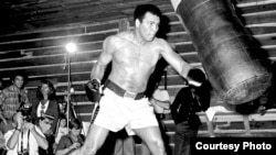 លោក Muhammad Ali កំពុង​ហ្វឹកហាត់​ប្រដាល់នៅ​ទីក្រុង Deer Lake រដ្ឋ Pennsylvania ឆ្នាំ១៩៧២។ (រូបថត​ផ្តល់​ឲ្យ​ដោយ៖ George Kalinsky)