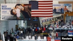 Líneas de pasajeros esperan para abordar vuelos en el Aeropuerto Internacional Logan de Boston, Massachusetts, antes del Día de Acción de Gracias, el 22 de noviembre de 2021.