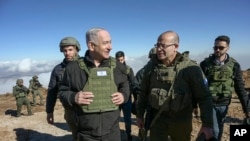 El primer ministro de Israel, Benjamin Netanyahu, a la izquierda, visita a las fuerzas israelíes en una zona de amortiguación dentro de Siria, el 17 de diciembre de 2024.