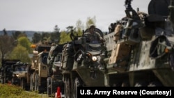 Військовослужбовці армії США очікують  на початок руху колони до Польщі для підтримки навчань Sword 26; Вільсек, Німеччина, 27 квітня 2026 року. 