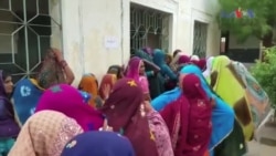 تھر کے ایک پولنگ اسٹیشن پر خواتین ووٹرز کا رش