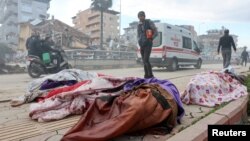 Pokrivena tijela nakon zemljotresa u provinciji Hatay, Turska, 7. februar 2023. (REUTERS/Umit Bektas)