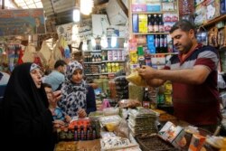 Orang-orang berbelanja untuk memenuhi kebutuhan bulan puasa Ramadhan di pasar grosir Shorja di Baghdad tengah, Irak, 6 Juni 2016. (Foto: Reuters)