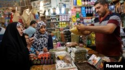 People shop for the Muslim fasting month of Ramadan at the Shorja wholesale market in central Baghdad, Iraq, June 6, 2016. 