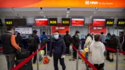 Para penumpang mengenakan masker di bandara internasional Beijing, China.