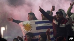 Hinchas de Sao Paulo despliegan una bandera de Uruguay como homenaje a Juan Izquierdo, jugador fallecido tras colapsar en un partido ante el conjunto brasileño. El homenaje se realizó el miércoles 28 de agosto de 2024, en un partido de la Copa de Brasil ante el Atlético Mineiro.