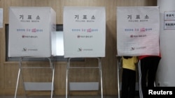 2026년 6월 3일 한국 투표소에서 한 남성이 투표를 진행하고 있다.
