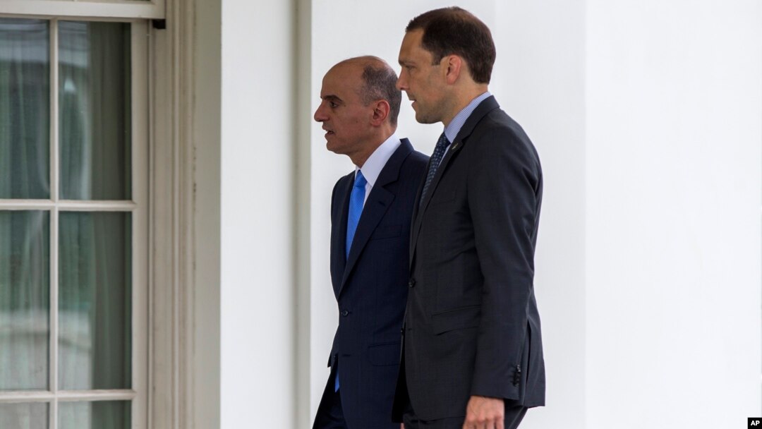 Menlu Arab Saudi Adel al-Jubeir, kiri, tiba di Gedung Putih di Washington untuk bertemu dengan Presiden Barack Obama tentang kesepakatan nuklir Iran, Jumat, 17 Juli 2015.