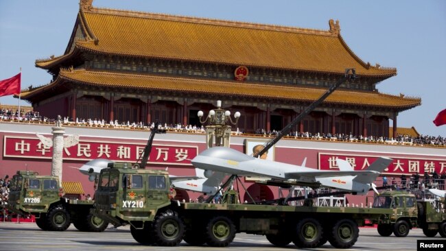 中国为纪念二战胜利70周年举行的阅兵式上展示中国造无人机翼龙。（2015年9月3日）