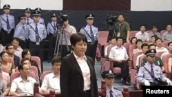谷开来(中间站立者)2012年8月9日在合肥市中级人民法院出庭受审