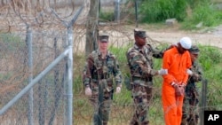 Abasirikare ba Amerika batwaye umunyororo w'i Guantanamo muri Cuba