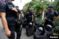 Anggota Brimob berjaga di sekitar gedung KPU setelah pengumuman hasil pemilihan presiden bulan lalu, di Jakarta, 21 Mei 2019.