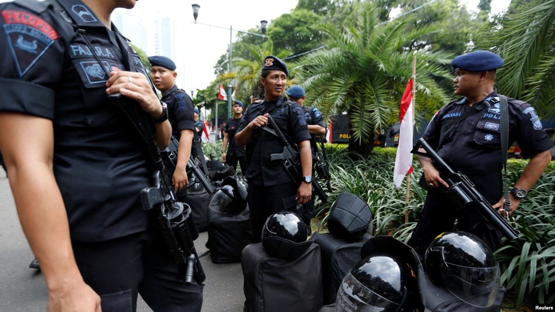 Brimob menjaga ketat kantor KPU di Jakarta, 21 Mei 2019. 