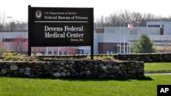 Entrada al Centro Médico de Devens donde permanece el sospechoso del atentado en Boston, Dzhokhar Tsarnaev. Las autoridades centran las investigaciones en un un "maestro".