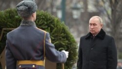 El presidente Vladimir Putin durante una acto en la Tumba al Soldado Desconocido, en Moscú, el 23 de febrero de 2022.