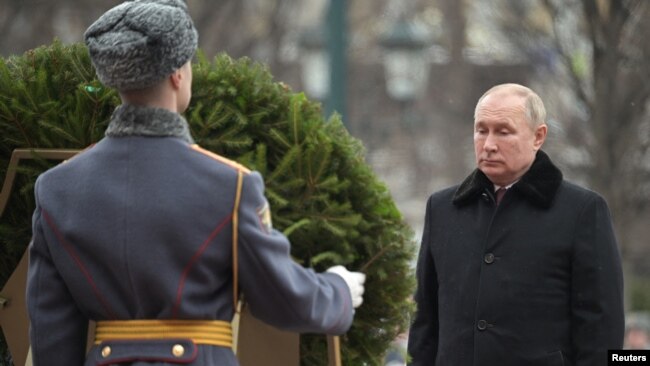 El presidente Vladimir Putin durante una acto en la Tumba al Soldado Desconocido, en Moscú, el 23 de febrero de 2022.