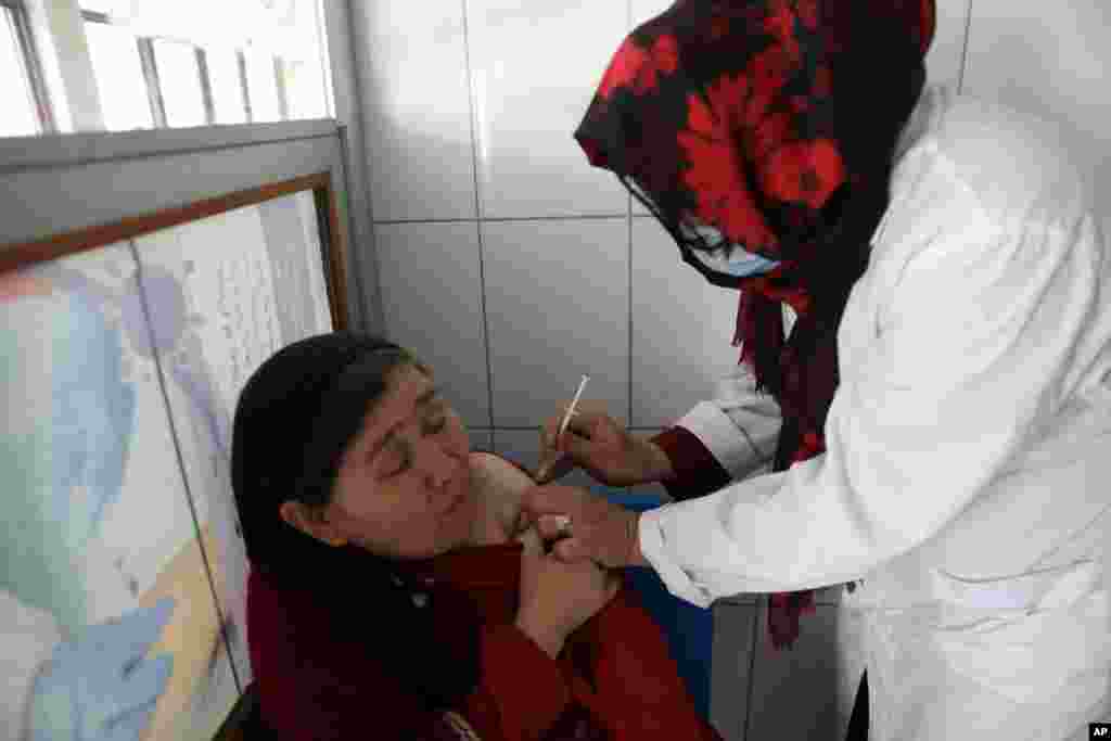 تزریق نوع هندی واکسن ویروس کرونای آسترازنکا، در یکی از بیمارستان‌های کابل، افغانستان