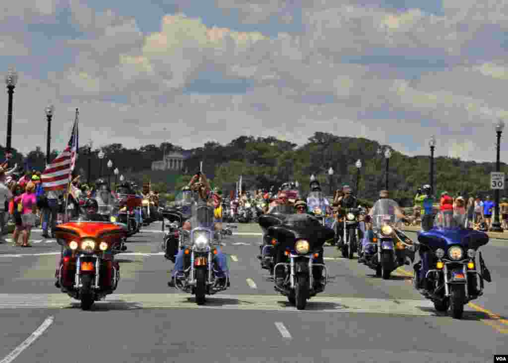 Rolling Thunder &ndash; парад байкерів-ветеранів війскових дій у Вашингтоні
