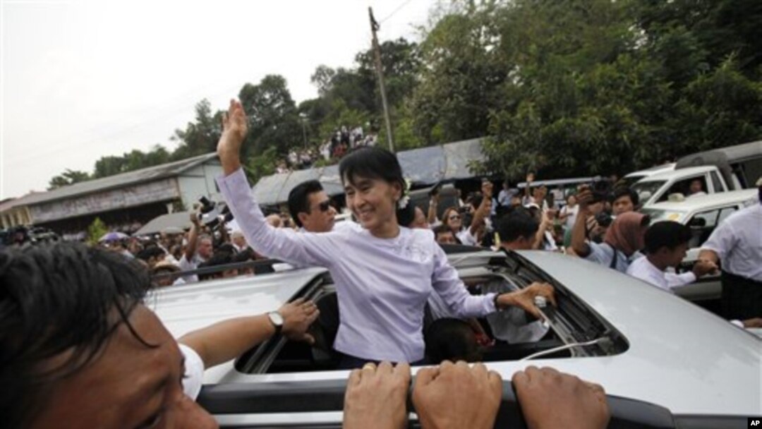 Aung San Suu Kyi disambut para pendukungnya saat keluar dari markas besar partai Liga Nasional untuk Demokrasi di Rangoon (2/4).