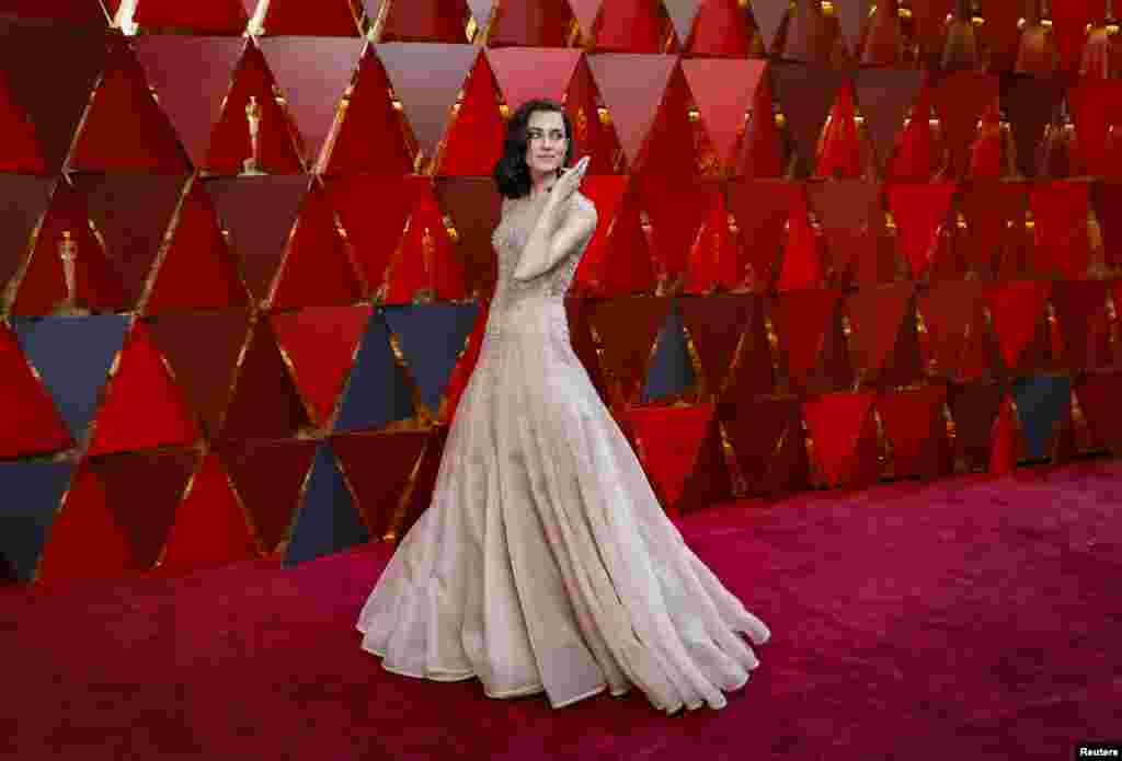 Allison Williams wearing Armani Prive arrives at the 90th Academy Awards in Hollywood, Ca, March 4, 2018.